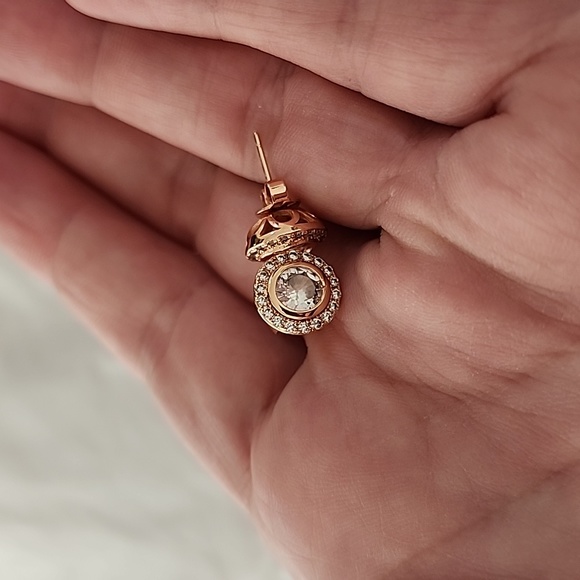 NWT Stunning Genevive Rose Gold Faux Diamond Filagree Studs - Picture 5 of 6